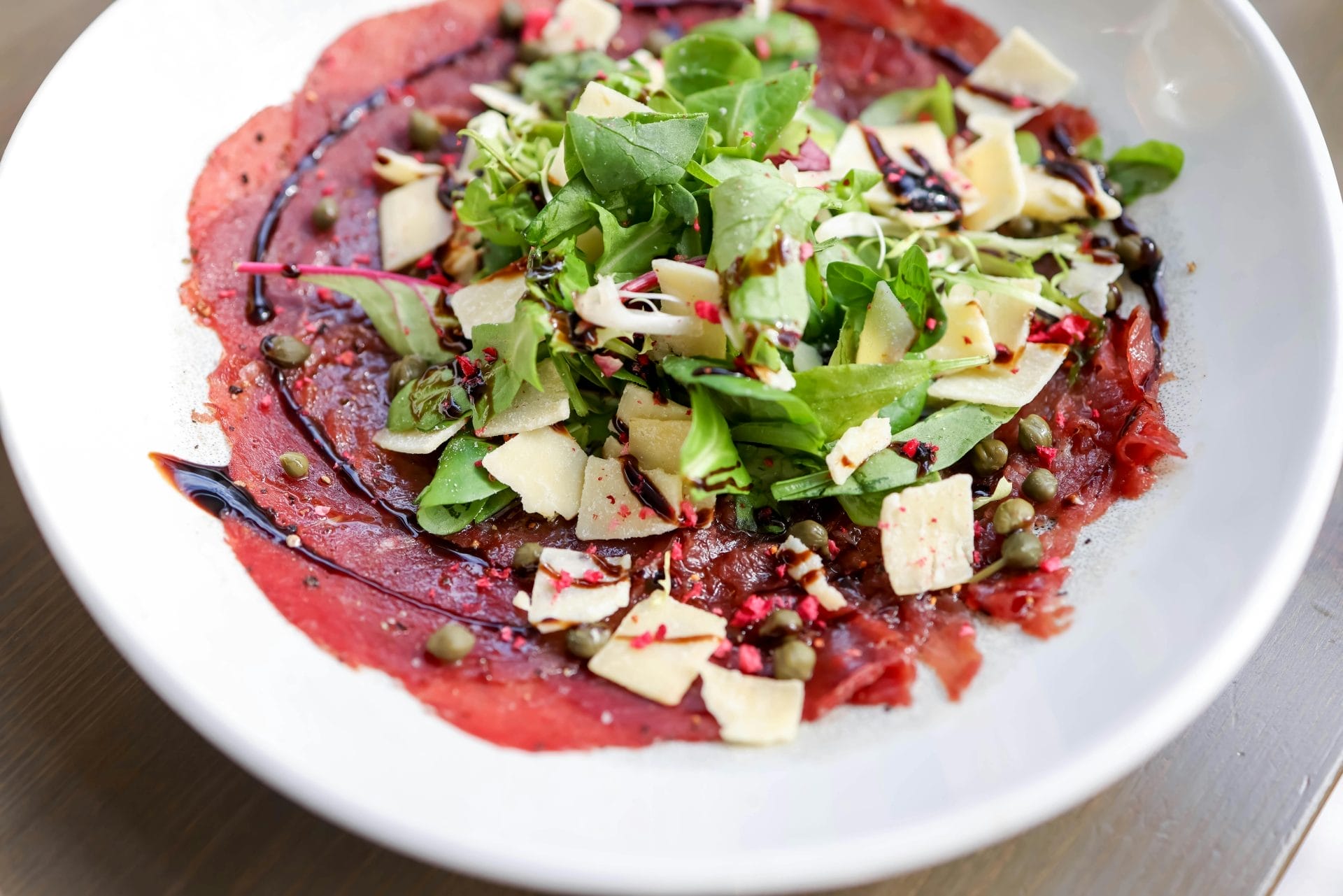 Maîtriser l’art du carpaccio de bœuf : la recette pour impressionner à la maison